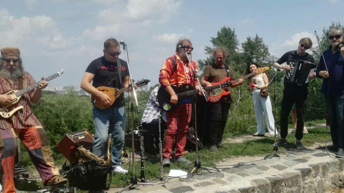 Безкоштовний концерт відомого російського музиканта намагалися зірвати у Києві: відео 