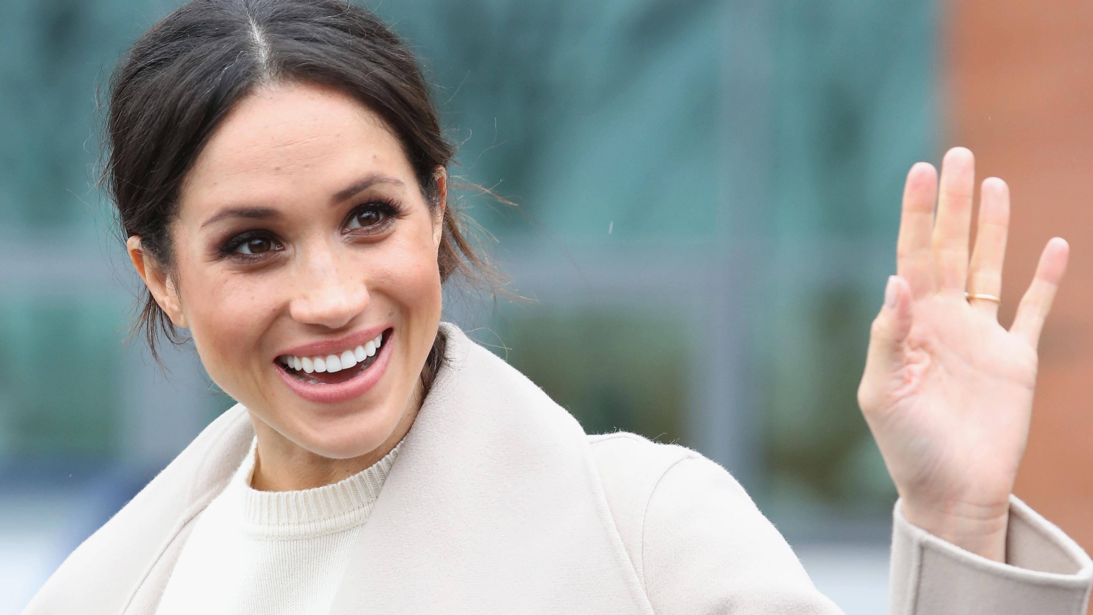 Почему Меган Маркл носит обувь на несколько размеров больше Почему Меган Маркл носит обувь на несколько размеров больше