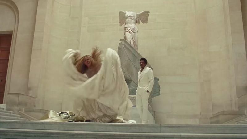 В сети запустили забавный флешмоб: танец в простынях как у Бейонсе В сети запустили забавный флешмоб: танец в простынях как у Бейонсе