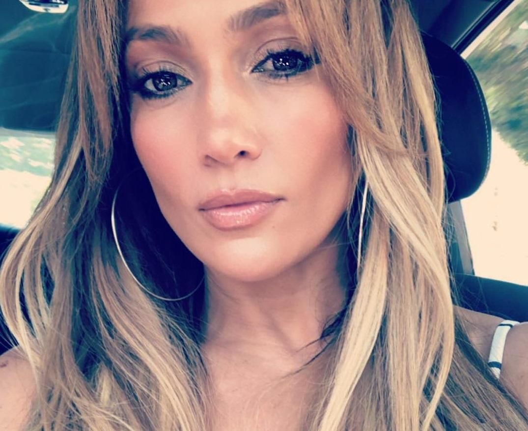 Дженнифер Лопес поразила длинными волосами до пола: фото Дженнифер Лопес поразила длинными волосами до пола: фото