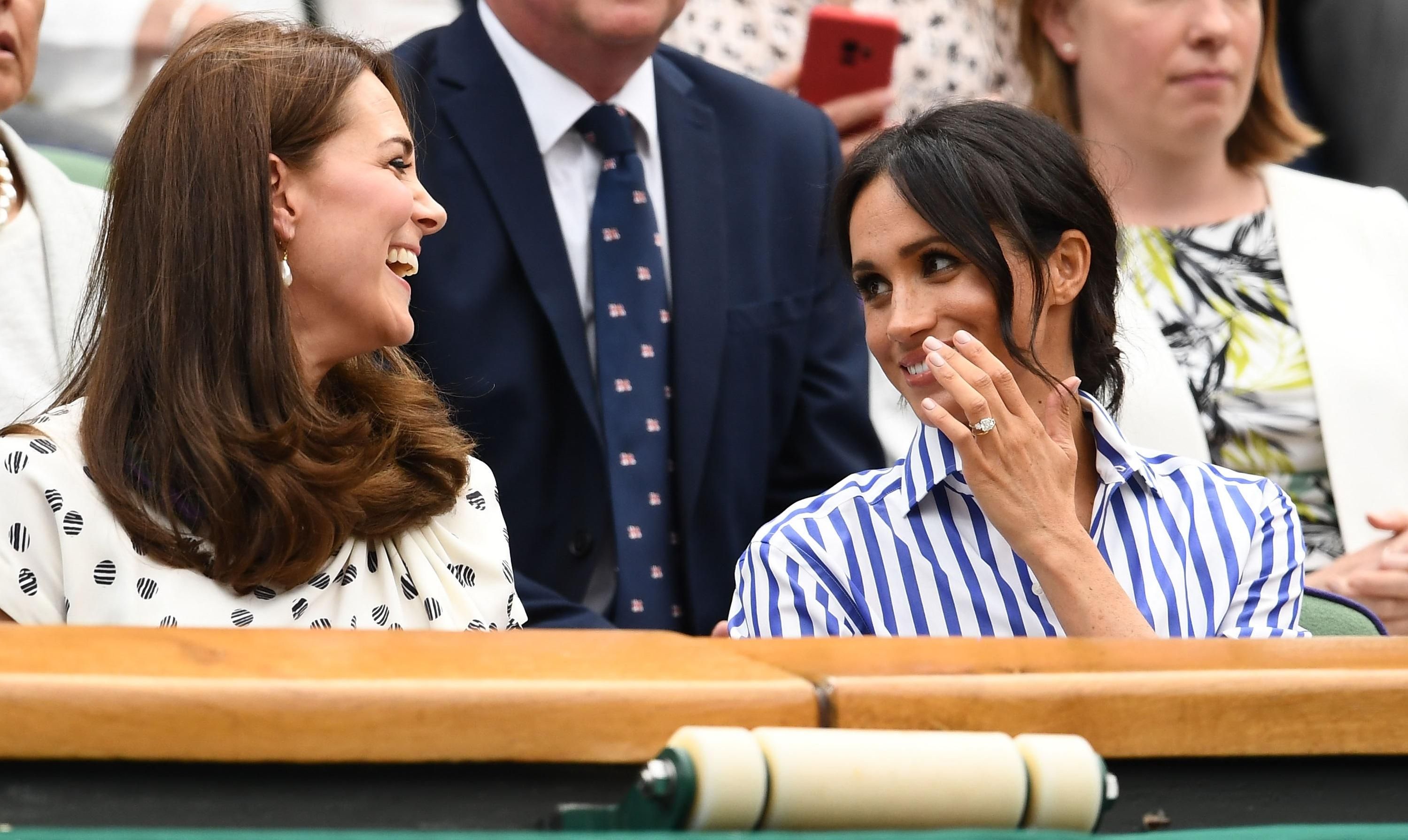 Меган Маркл чи Кейт Міддлтон: хто витрачає більше грошей на одяг Меган Маркл чи Кейт Міддлтон: хто витрачає більше грошей на одяг