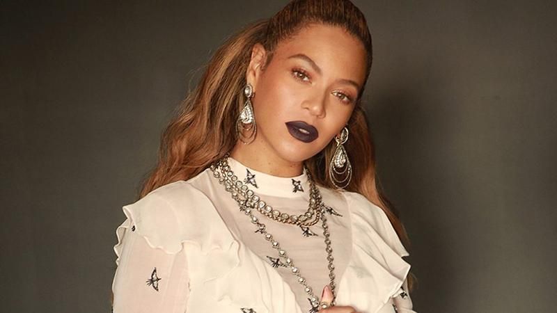 Папарацци подловили Бейонсе на отдыхе в Италии: фото Папарацци подловили Бейонсе на отдыхе в Италии: фото