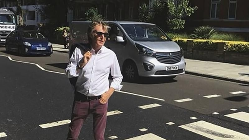 Пол Маккартни воспроизвел легендарное фото The Beatles: яркие кадры Пол Маккартни воспроизвел легендарное фото The Beatles: яркие кадры