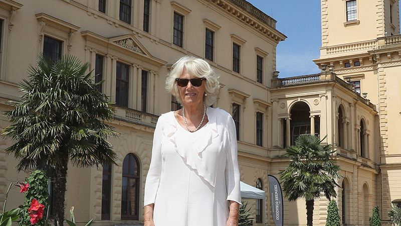 Герцогиня Камилла засветила роскошное белое платье во время официальной поездки: фото Герцогиня Камилла засветила роскошное белое платье во время официальной поездки: фото