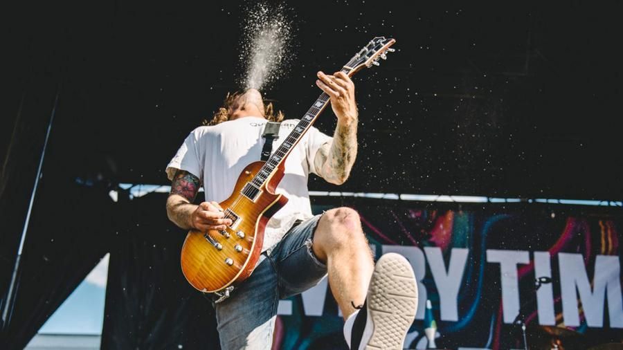 Гитарист рок-группы Every Time I Die спас фанатке жизнь, плюнув ей в глаз пивом Гитарист рок-группы Every Time I Die спас фанатке жизнь, плюнув ей в глаз пивом