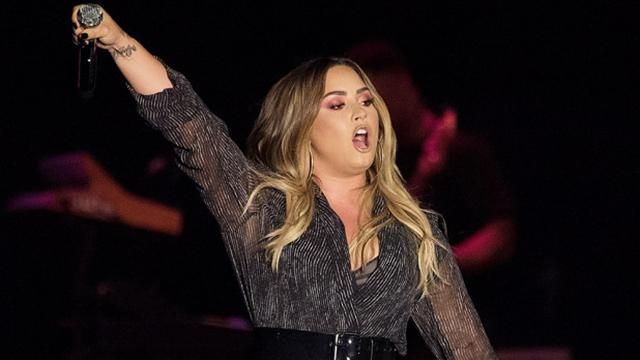 Співачка Демі Ловато оконфузилася на сцені перед передозуванням: відео Співачка Демі Ловато оконфузилася на сцені перед передозуванням: відео