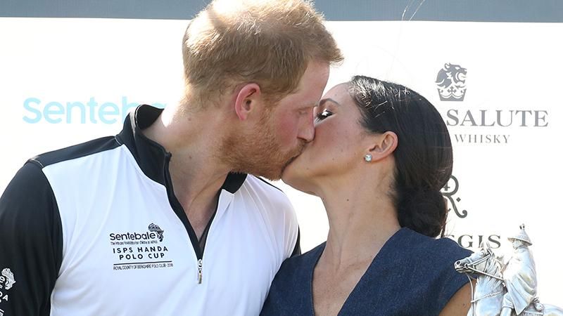 Меган Маркл страстно поцеловала принца Гарри на публике: фото