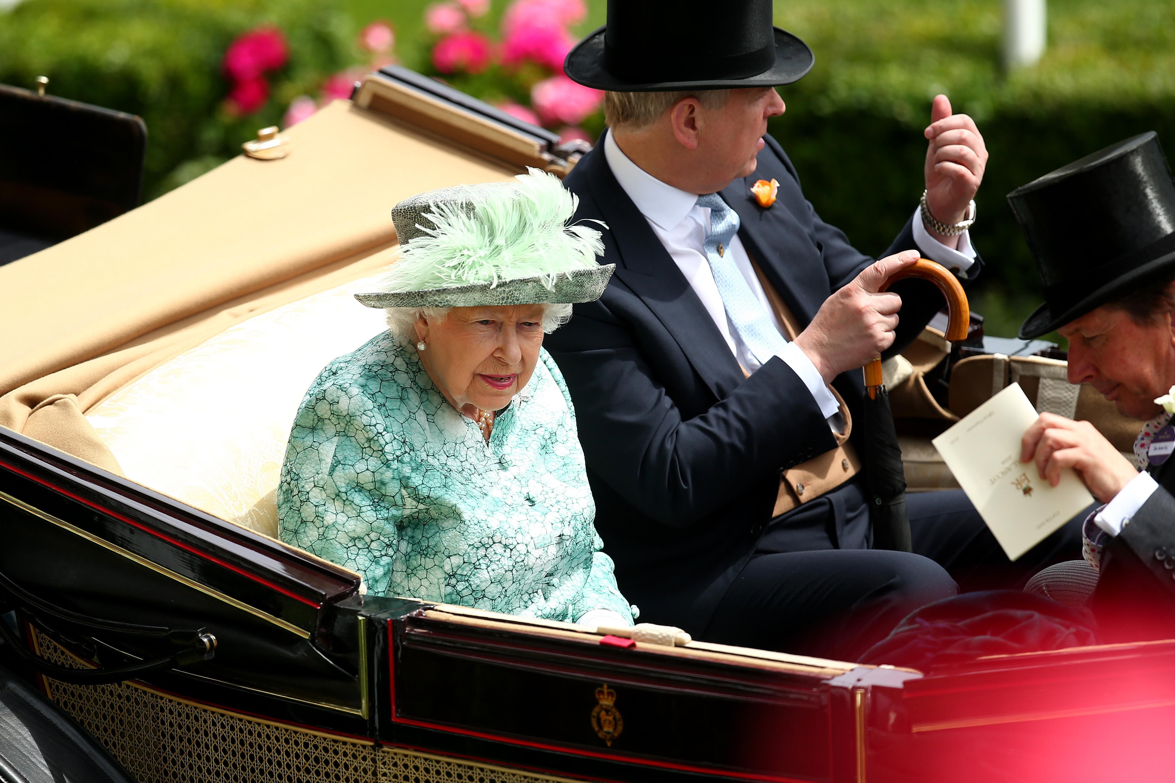 Елизавета II отказалась от необходимой операции из-за королевских обязанностей, – СМИ Елизавета II отказалась от необходимой операции из-за королевских обязанностей, – СМИ