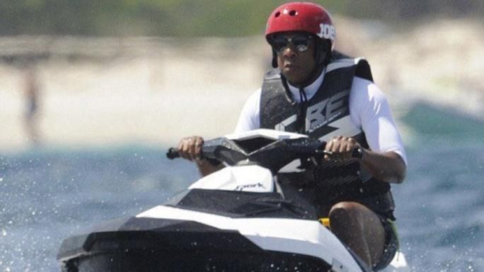 Jay-Z покатался на гидроцикле и стал мемом соцсетей: забавная подборка