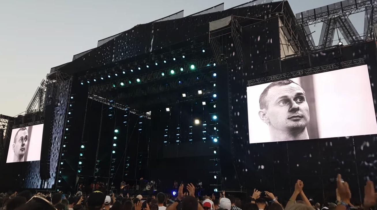 Группа Бумбокс вспомнила Олега Сенцова на Atlas Weekend: щемящее видео Группа Бумбокс вспомнила Олега Сенцова на Atlas Weekend: щемящее видео