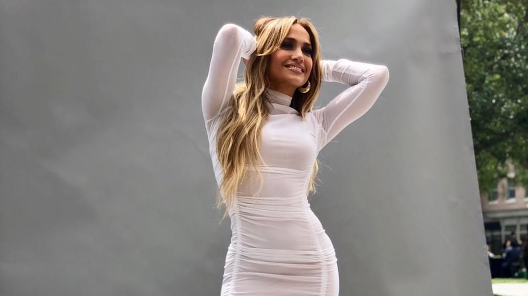 Джей Ло похвасталась прессом в соблазнительном топе Джей Ло похвасталась прессом в соблазнительном топе