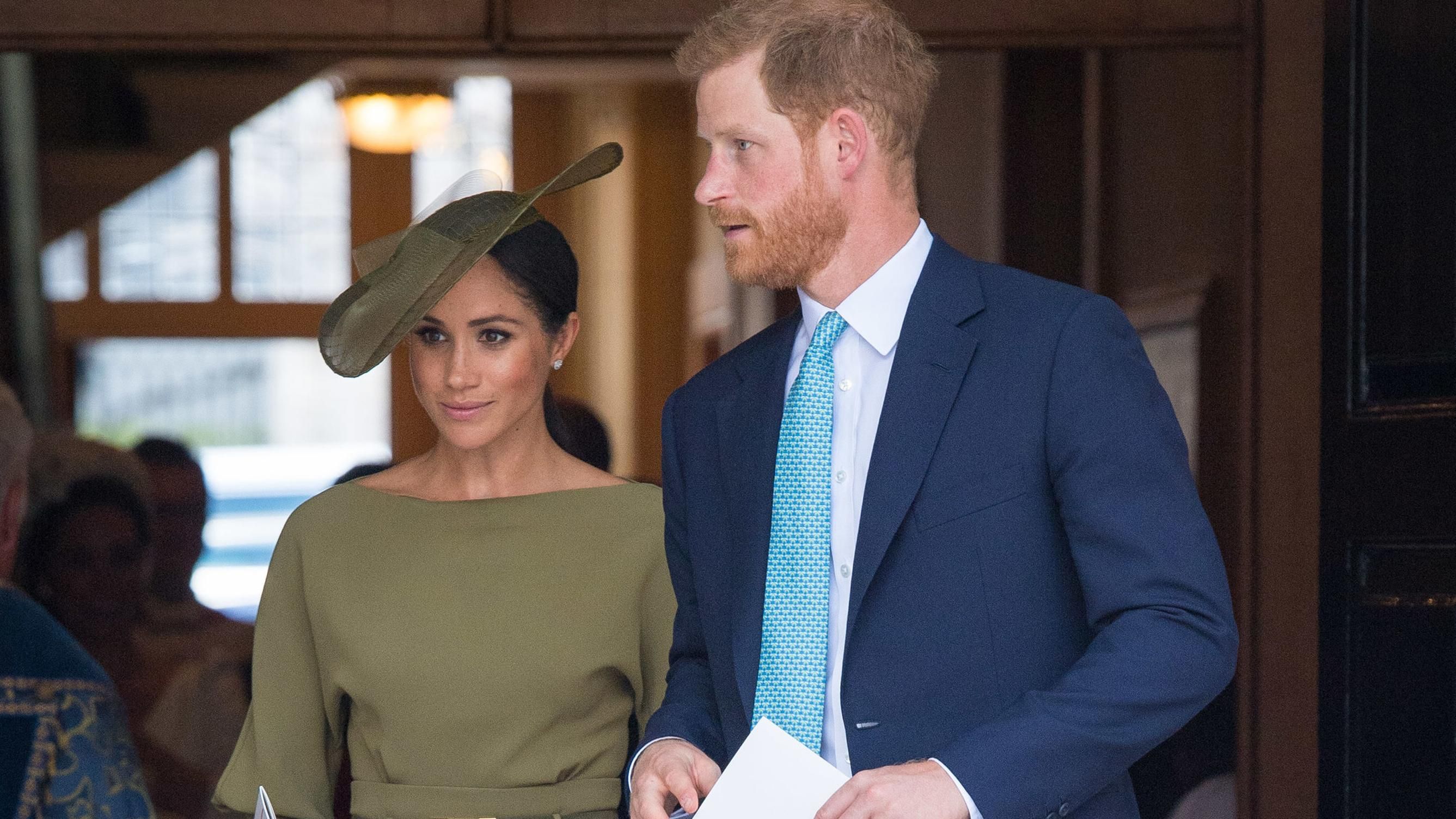 Меган Маркл очаровала элегантным оливковым платьем на крестинах принца Луи: фото Меган Маркл очаровала элегантным оливковым платьем на крестинах принца Луи: фото