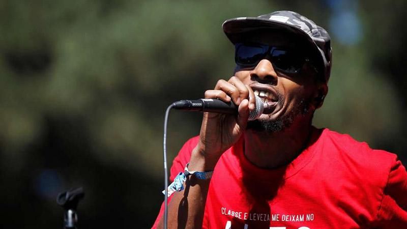 Участник группы Gorillaz упал со сцены во время концерта: видео Участник группы Gorillaz упал со сцены во время концерта: видео