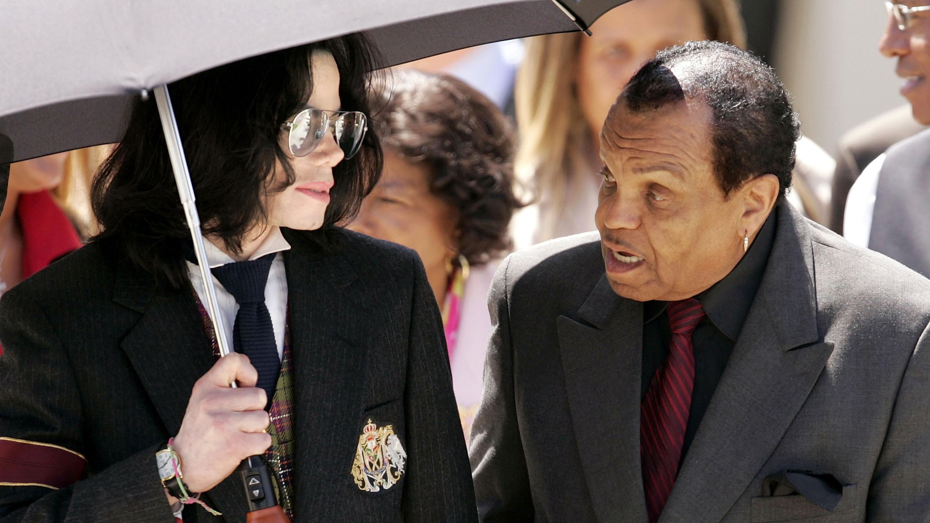 Лікар зробив сенсаційну заяву про знущання батька Майкла Джексона над сином
