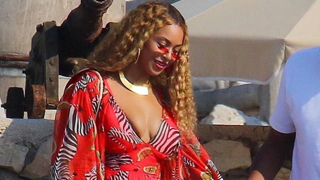 У Бейонсе розгледіли вагітний животик під об’ємною сукнею: фото У Бейонсе розгледіли вагітний животик під об’ємною сукнею: фото