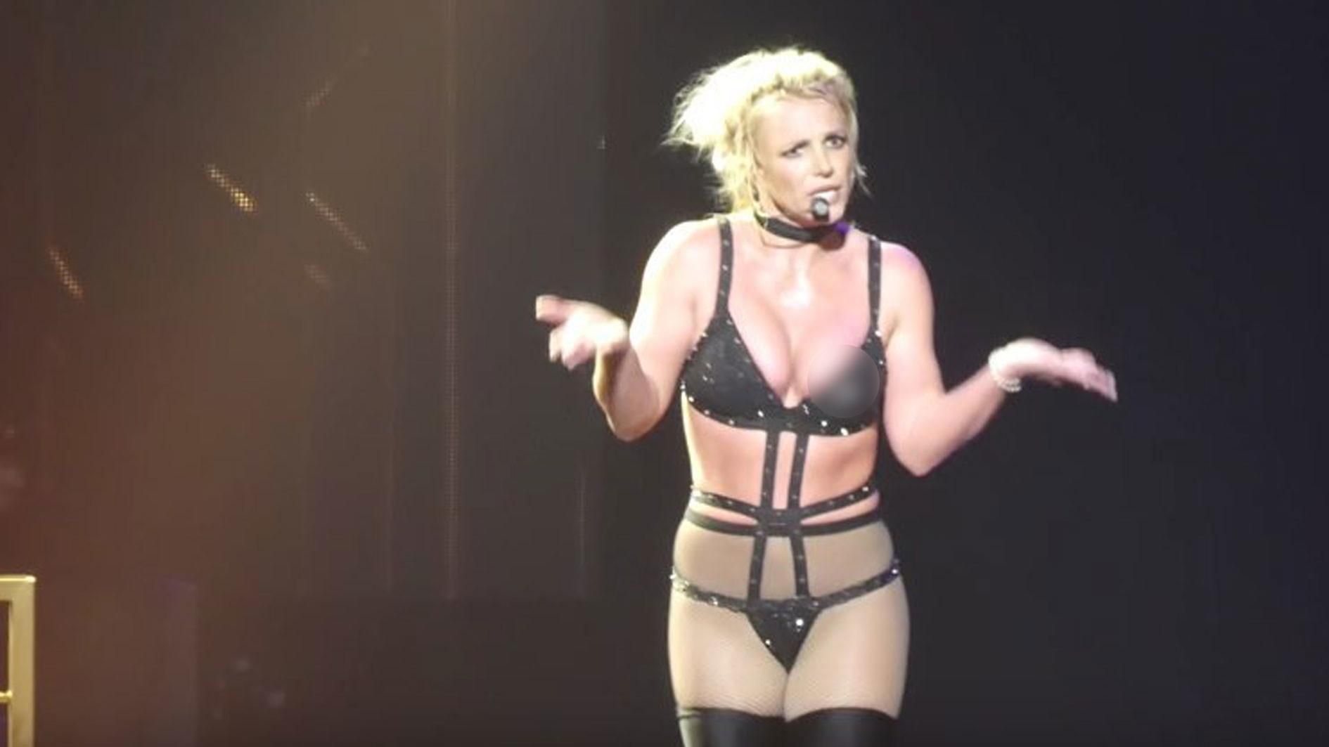 Брітні Спірс оголила груди на концерті: фото 18+ Брітні Спірс оголила груди на концерті: фото 18+