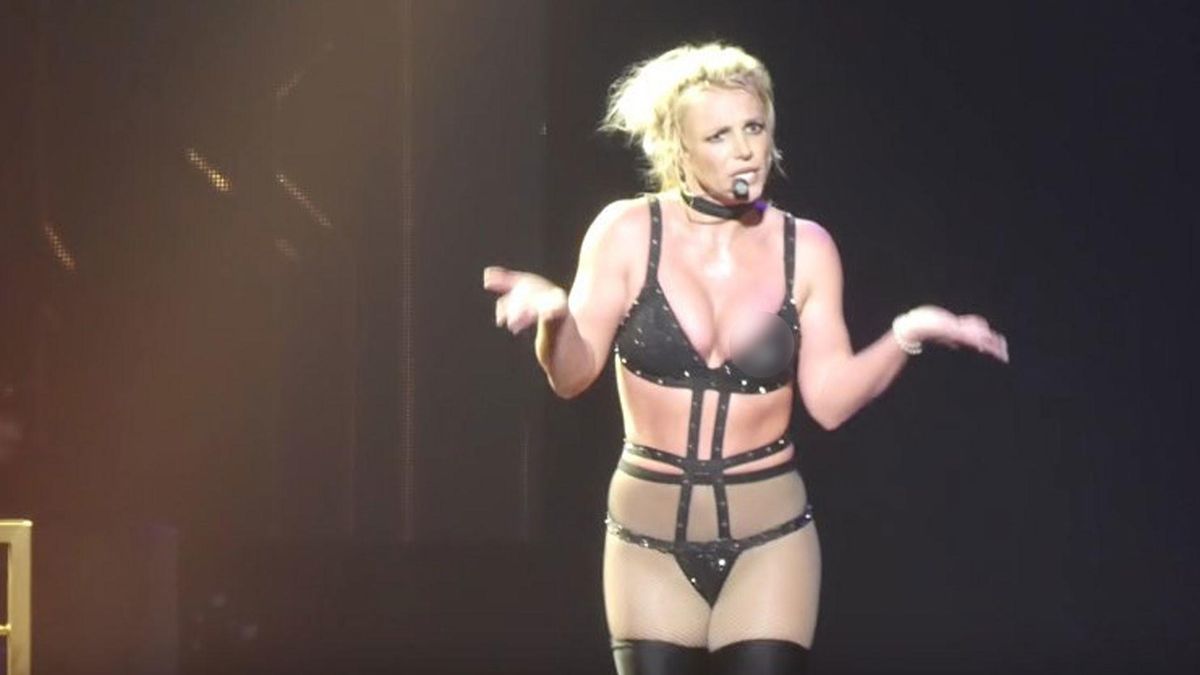 Бритни Спирс обнажила грудь на концерте: фото 18+ - Showbiz