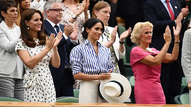 Почему Меган Маркл держала шляпку в руках на Уимблдоне Почему Меган Маркл держала шляпку в руках на Уимблдоне