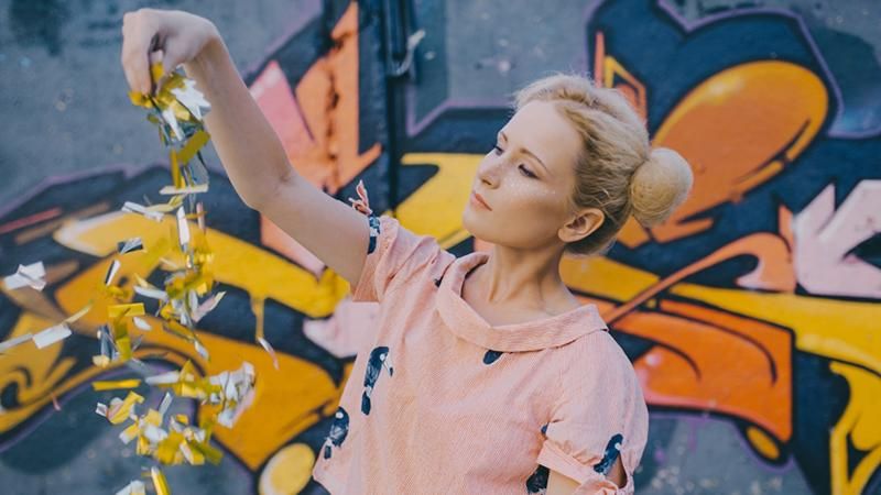 В Україні вперше виступить російська співачка Монеточка: що про неї відомо 