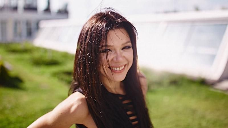 Певица Руслана похвасталась стройной фигурой на фоне своего экодома: фото Певица Руслана похвасталась стройной фигурой на фоне своего экодома: фото