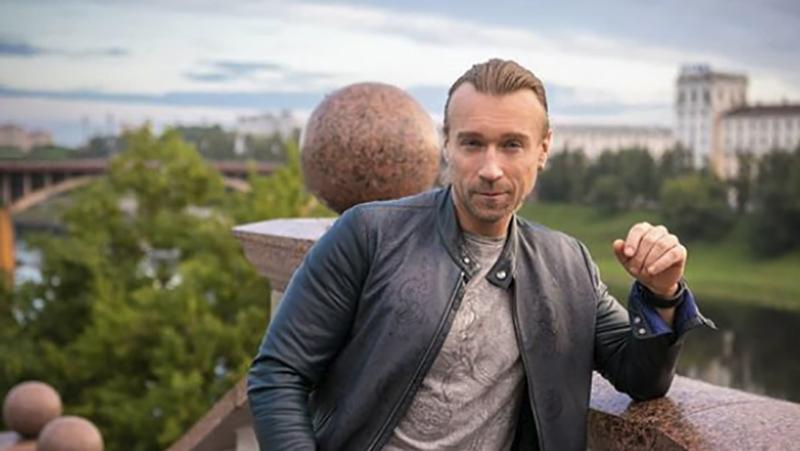 Фото с пальмой и в бассейне: Олег Винник поделился яркими снимками с отдыха
