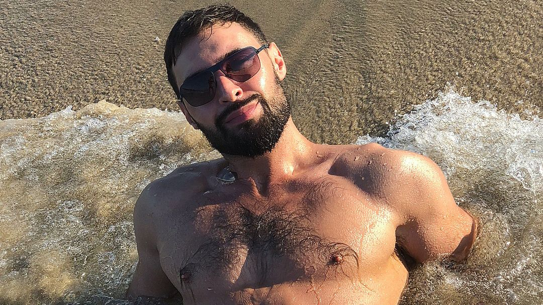 Виталий Козловский без трусов повисел на турнике 18+