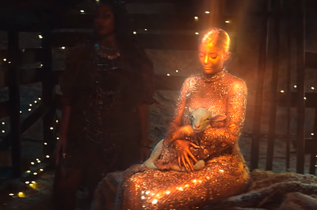 Кайли Дженнер в образе богини снялась в клипе Трэвиса Скотта: видео