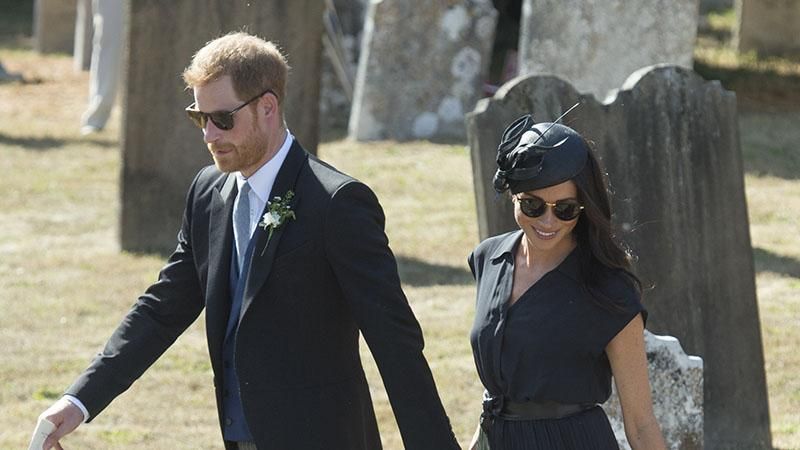 Діряве взуття Гаррі та білизна Меган: у мережі помітили недоліки образів герцогів Сассекських Діряве взуття Гаррі та білизна Меган: у мережі помітили недоліки образів герцогів Сассекських