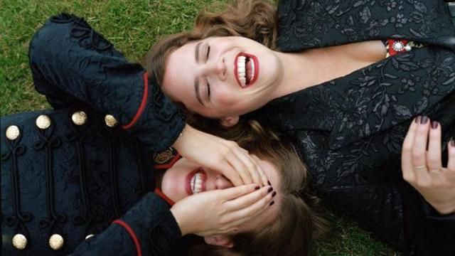 Принцеси Беатрис і Євгенія знялися в елегантній фотосесії для Vogue Принцеси Беатрис і Євгенія знялися в елегантній фотосесії для Vogue