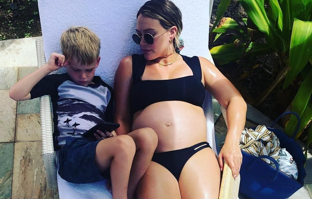 Беременная Хилари Дафф в бикини продемонстрировала округлившийся живот: фото Беременная Хилари Дафф в бикини продемонстрировала округлившийся живот: фото