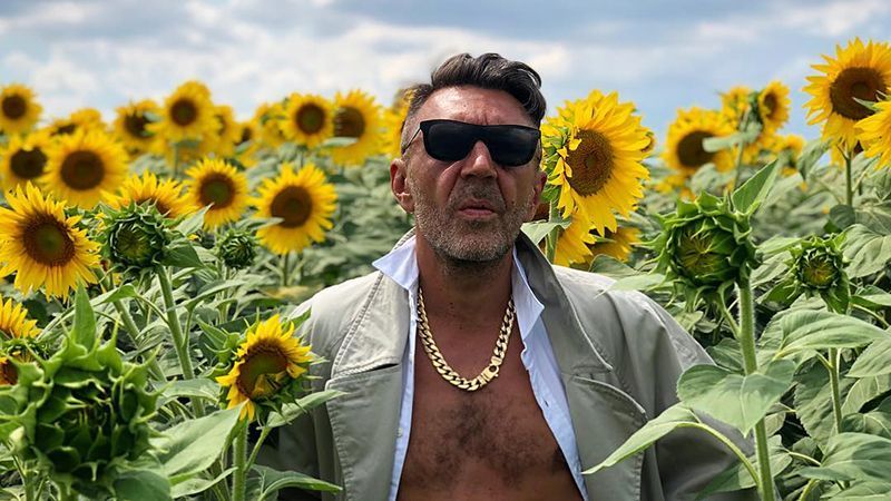 Сергій Шнуров офіційно розлучився з Матільдою: фото Сергій Шнуров офіційно розлучився з Матільдою: фото