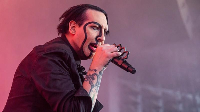 Співак Мерилін Менсон знепритомнів на сцені: відео Співак Мерилін Менсон знепритомнів на сцені: відео