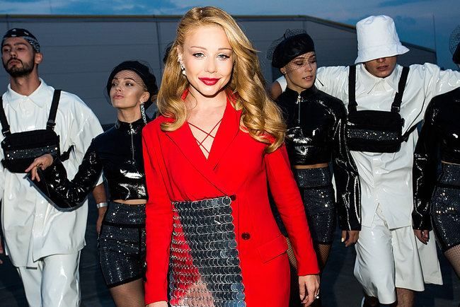 Тіна Кароль у червоному жакеті-кольчузі та чоботях-панчохах вразила публіку: фото Тіна Кароль у червоному жакеті-кольчузі та чоботях-панчохах вразила публіку: фото