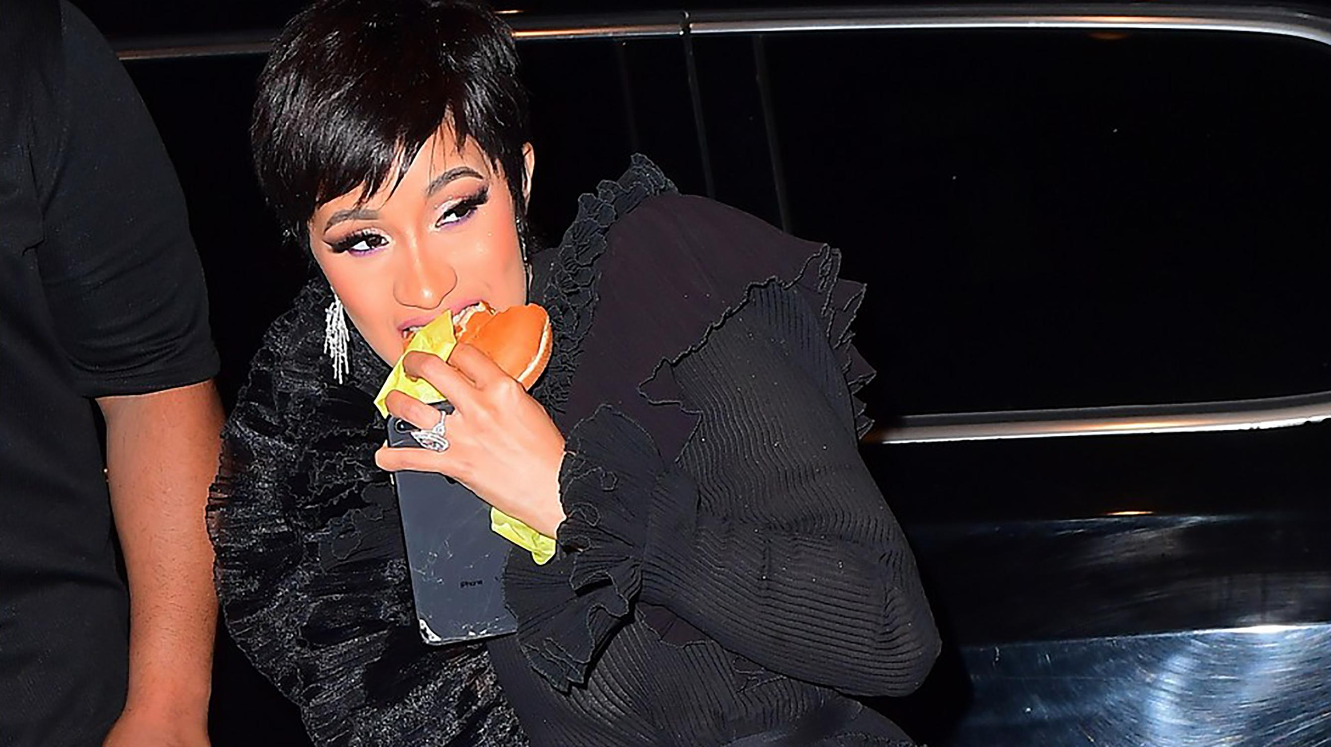 Певица Cardi B сходила в McDonald's после премии MTV Video Music Awards: забавные фото и видео