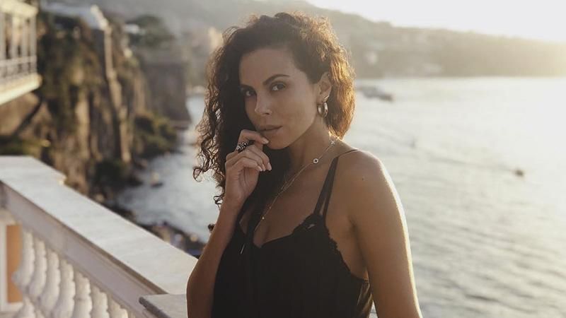 Настя Каменских засветила пикантное декольте в стильном наряде: фото Настя Каменских засветила пикантное декольте в стильном наряде: фото