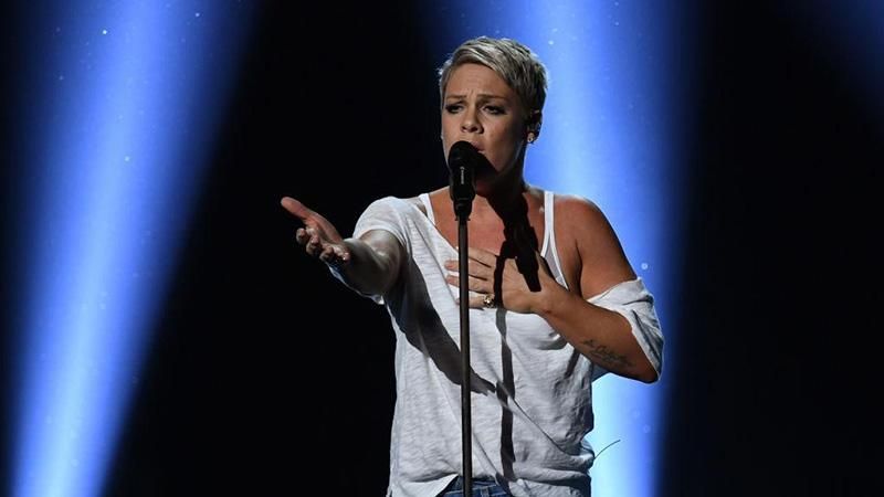 Пинк внезапно остановила свое выступление для поклонницы: трогательные кадры Пинк внезапно остановила свое выступление для поклонницы: трогательные кадры