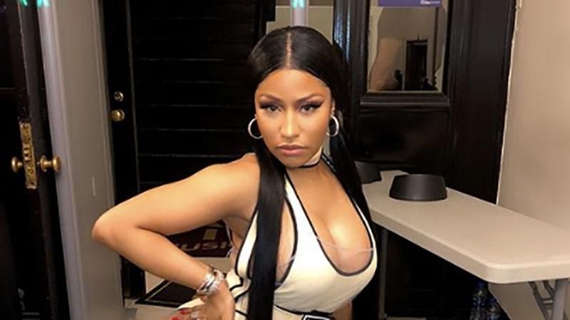 Эпатажная Ники Минаж вблизи показала пышную грудь: 18+ Эпатажная Ники Минаж вблизи показала пышную грудь: 18+