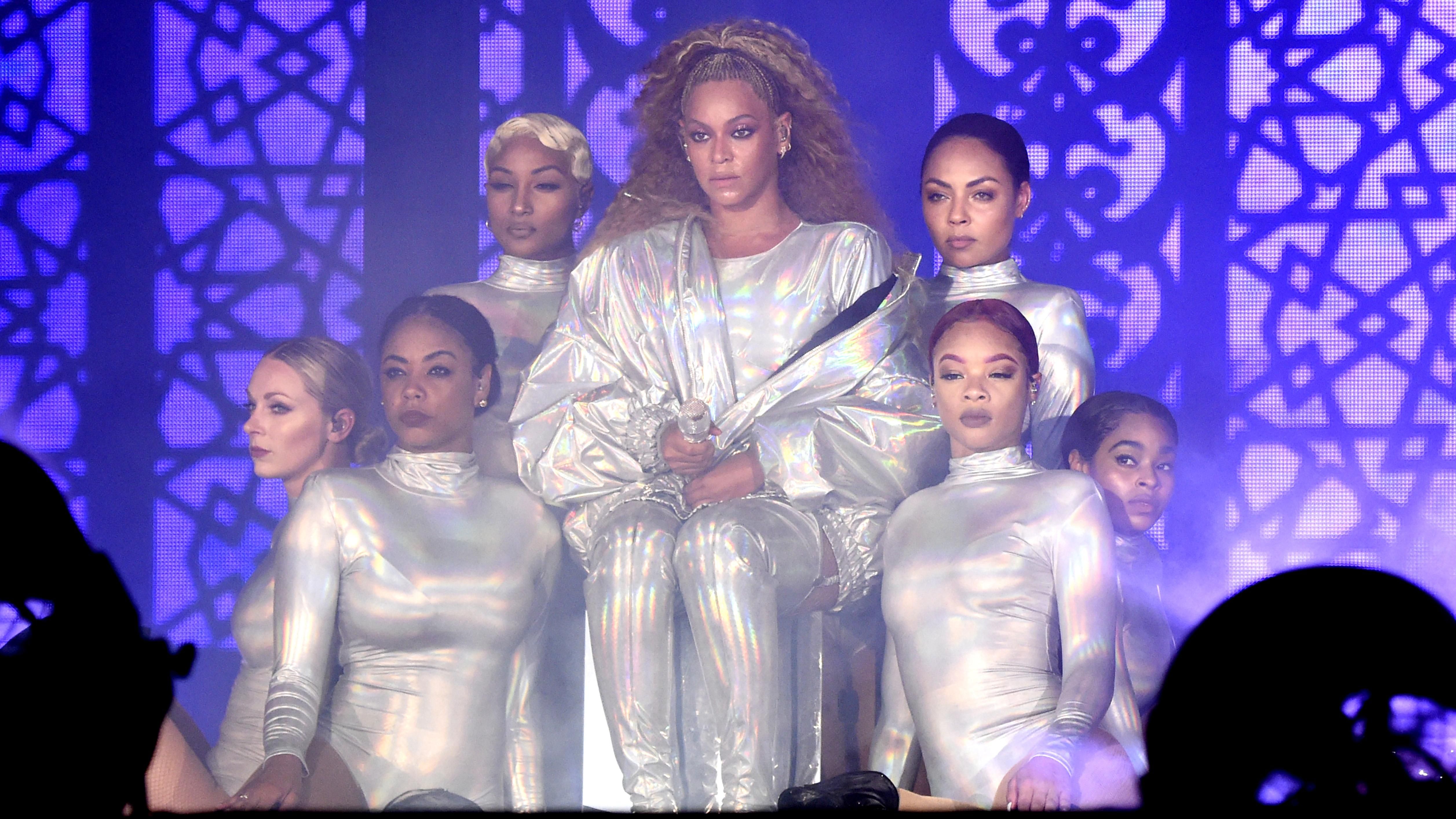 Оскаженілий фанат переслідував Бейонсе та Jay-Z на сцені та зірвав виступ: відео Оскаженілий фанат переслідував Бейонсе та Jay-Z на сцені та зірвав виступ: відео