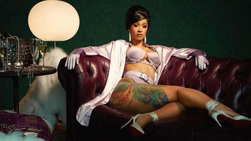 Певица Cardi B показала соблазнительную фигуру на голом фото
