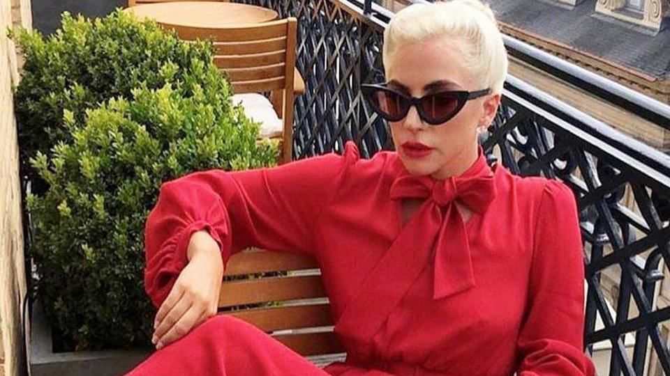 Леди Гага показала романтический образ на прогулке в Париже