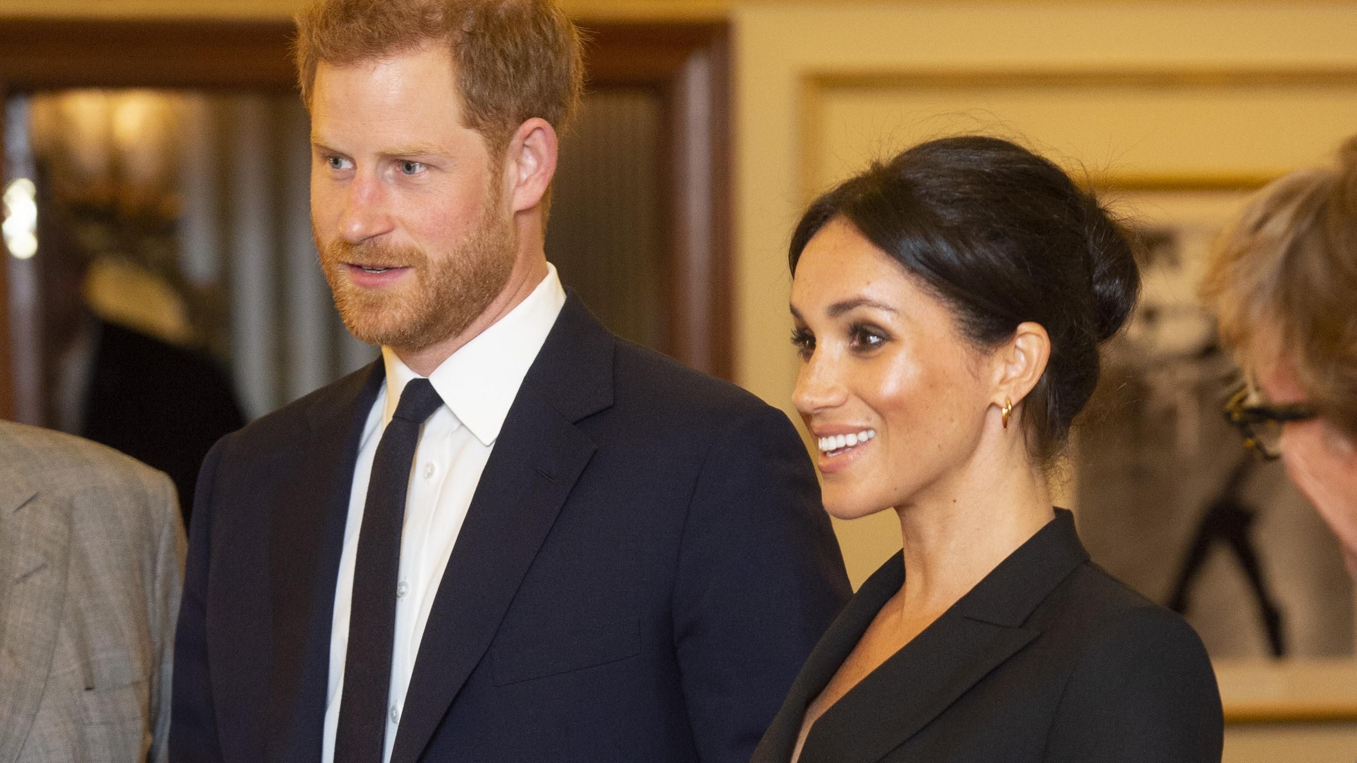 Меган Маркл вразила публіку надто відвертою сукнею: фото Меган Маркл вразила публіку надто відвертою сукнею: фото