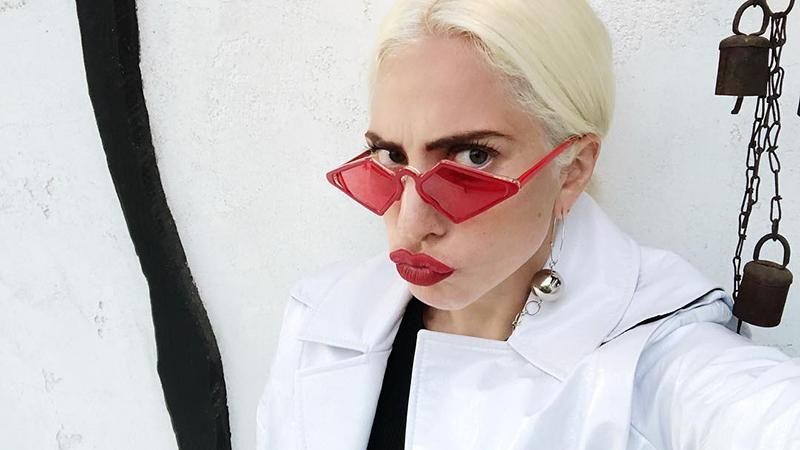 Леди Гага в платье с глубоким декольте засветила растяжки на груди: фото Леди Гага в платье с глубоким декольте засветила растяжки на груди: фото