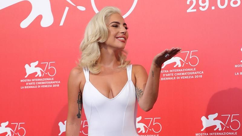 Леди Гага очаровала элегантностью на премьере фильма "Звезда родилась": фото Леди Гага очаровала элегантностью на премьере фильма "Звезда родилась": фото