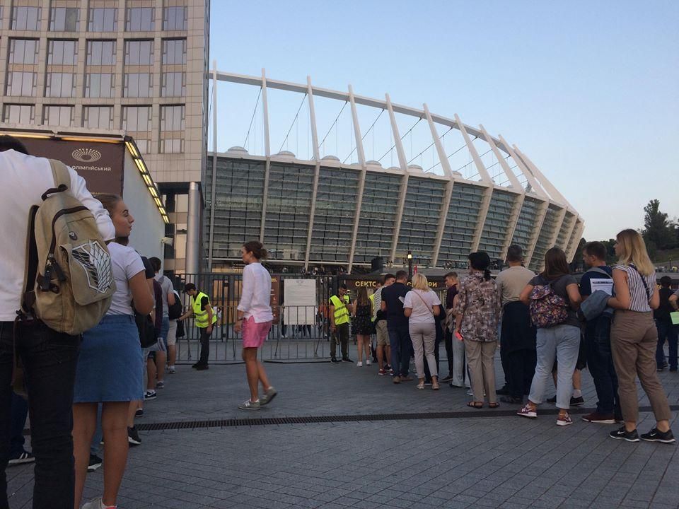 На "Олімпійському" розпочався концерт Imagine Dragons: перші фото та відео На "Олімпійському" розпочався концерт Imagine Dragons: перші фото та відео