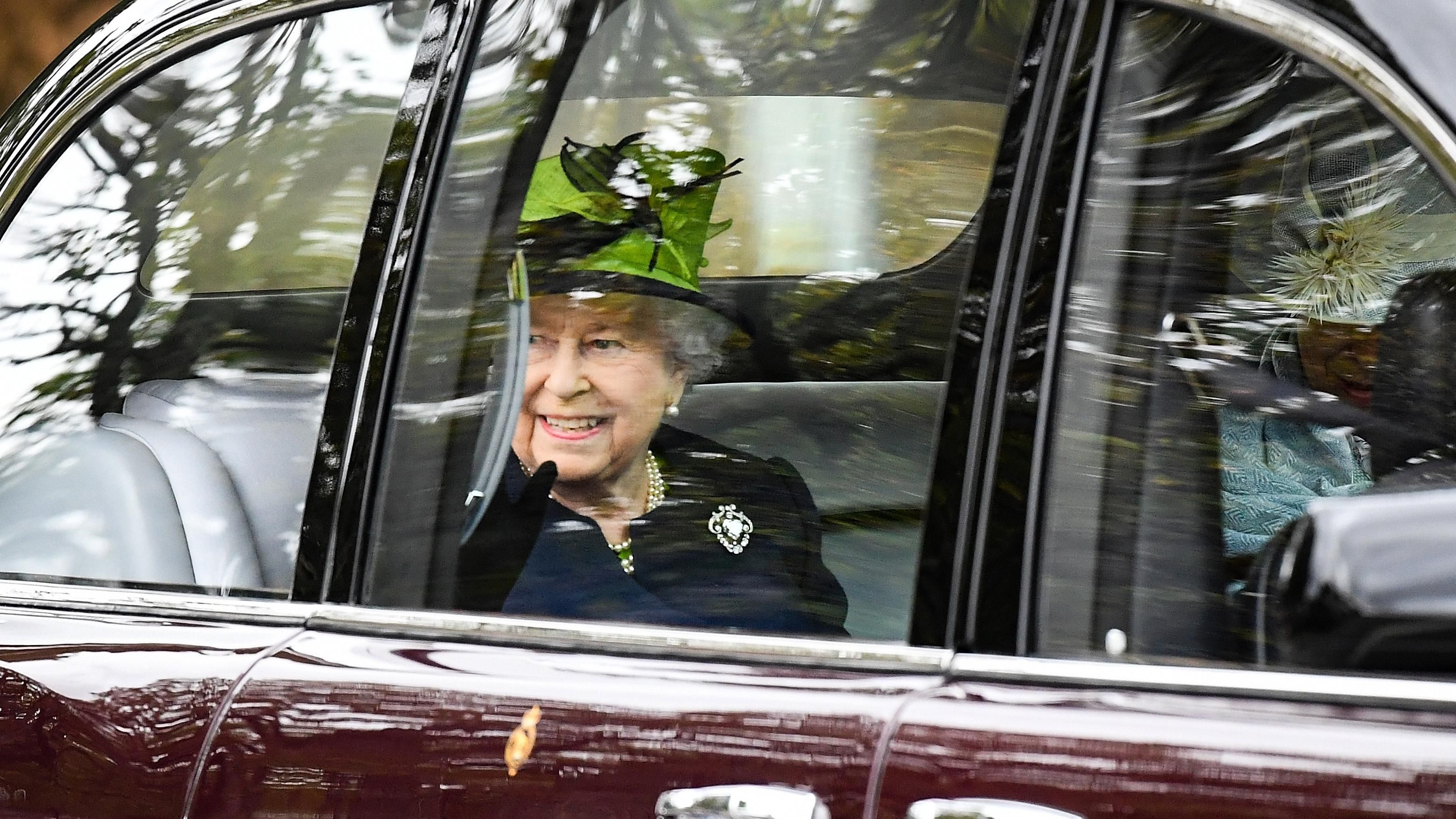 Усміхнена Єлизавета II відвідала святу літургію: стильний образ королеви