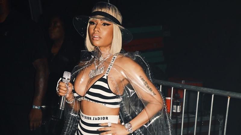 Нікі Мінаж випадково оголила груди під час виступу: фото, відео Нікі Мінаж випадково оголила груди під час виступу: фото, відео