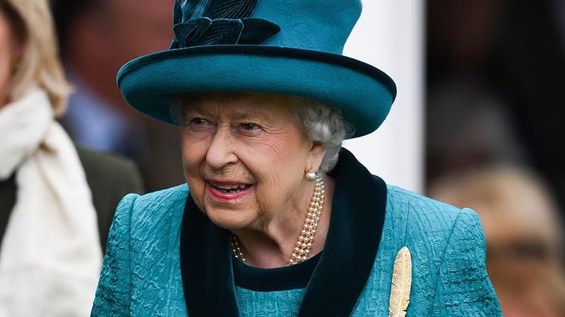 Королева Елизавета II очаровала стильным нарядом в Шотландии: фото