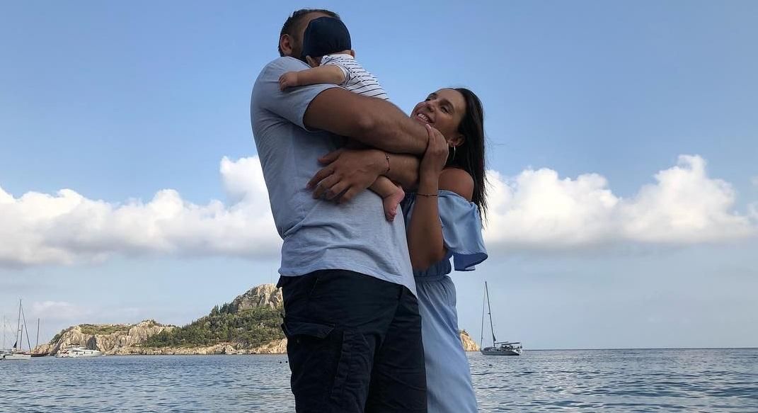 Джамала в обольстительном платье показала стильное фото с сыном и мужем Джамала в обольстительном платье показала стильное фото с сыном и мужем