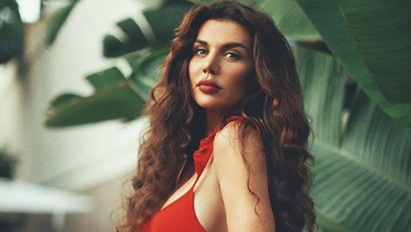 Сексапильная Анна Седокова опубликовала провокационные фото с сыном: 18+