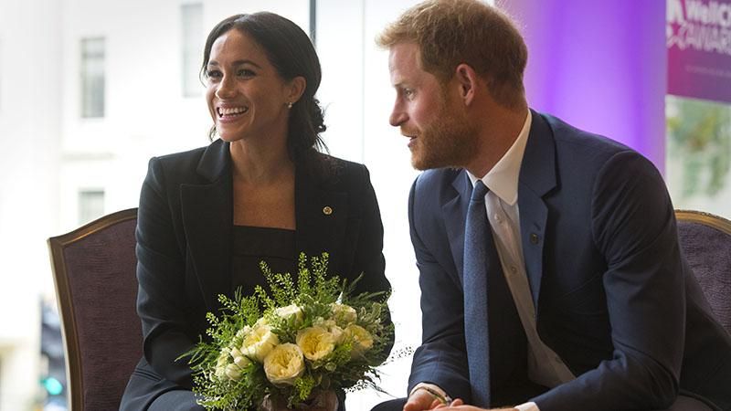 Меган Маркл в стильном костюме посетила благотворительное мероприятие: красноречивые фото Меган Маркл в стильном костюме посетила благотворительное мероприятие: красноречивые фото